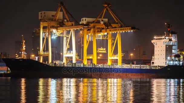 4 k Time-lapse, grote kraan brug scheepvaart containervracht in scheepswerf in schemerlicht. — Stockvideo