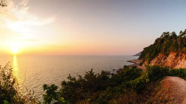 4K Time-lapse, Route au bord de la mer au coucher du soleil, Point de vue de Nang Phaya, Chanthaburi, Thaïlande 
