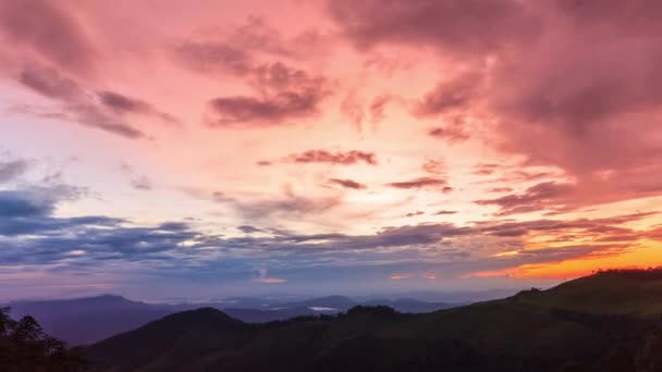 4K Timelapse, Hermosa puesta de sol en el crepúsculo en la selva Tailandia . — Vídeo de stock