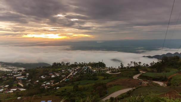Prachtige zonsopgang en cloud op Hmong dorp in Phu Thap Boek, Thailand. — Stockvideo