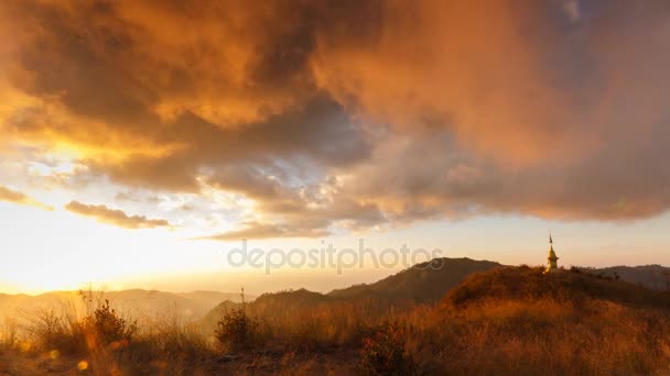 Hermoso atardecer y nublado en alta montaña, Tailandia . — Vídeo de stock