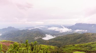 Timelapse, cennet ve günbatımı alacakaranlıkta yağmur ormanlarında, Tayland.