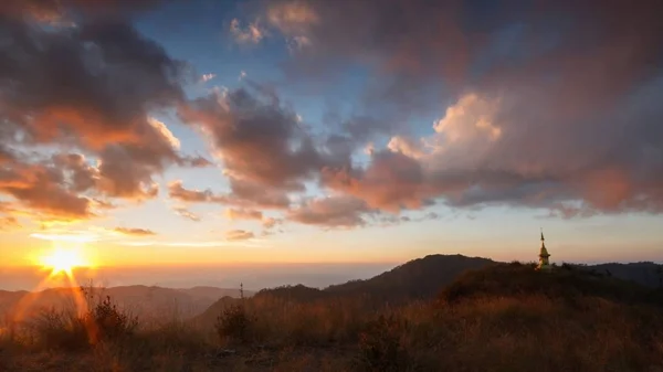 Beautiful Sunset and cloudy on Doi Lang Ka Noi high mountain, Th — Stock Photo, Image