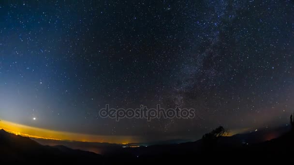 Calea Lactee și trecerea timpului stelar se deplasează pe cer cu siluetă pe muntele înalt din pădure, Thailanda . — Videoclip de stoc
