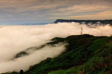 Güzel gündoğumu ve Phu Thap Boek, T köyde Hmong bulut