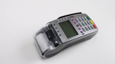 PIN kodunu girme adam. Modern teknolojiler hayatta. Kredi kartı terminal. POS terminal