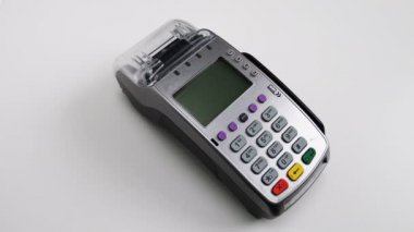 Genç çocuk girerek PIN kodu. Modern teknolojiler hayatta. Kredi kartı terminal. POS terminal