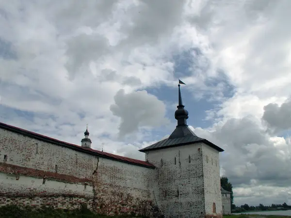 Kirillov, tour du monastère, ciel de fond — Photo
