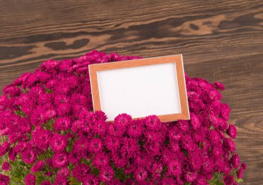 Krizantem bir çerçeve ile buket