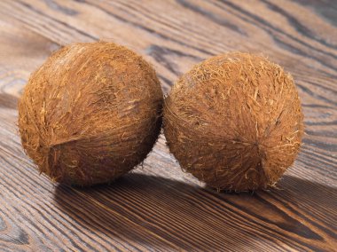 Masa üzerine Hindistan cevizi