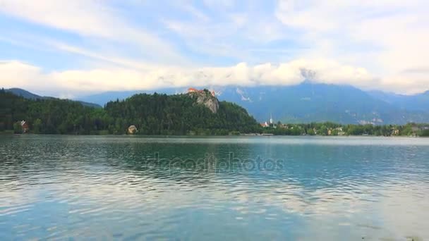 Kasteel van Bled bovenop een klif overhead Lake Bled in Slovenië — Stockvideo