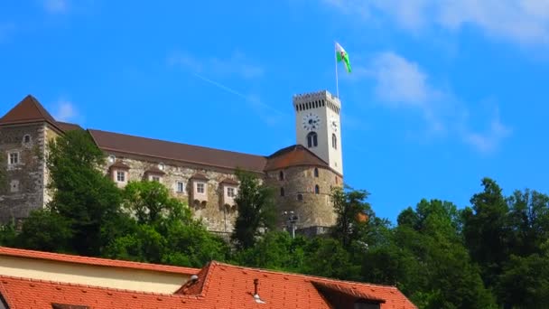 Nábřeží řeky Ljubljanice a starých budov a hradní věže v historickém centru Lublaně — Stock video