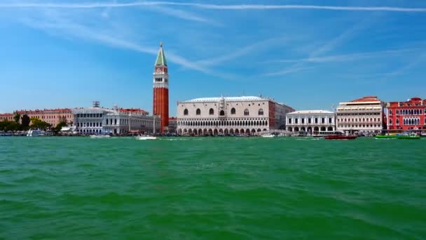 Blick auf Venedig vom Meer aus — Stockvideo