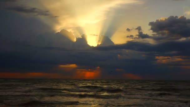 Wschód słońca nad morzem. slowmotion — Wideo stockowe
