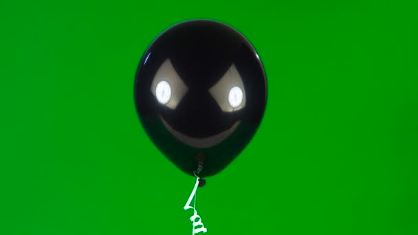 Ballon Noir Joyeux Avec Les Yeux Sourire Sur Vert — Video