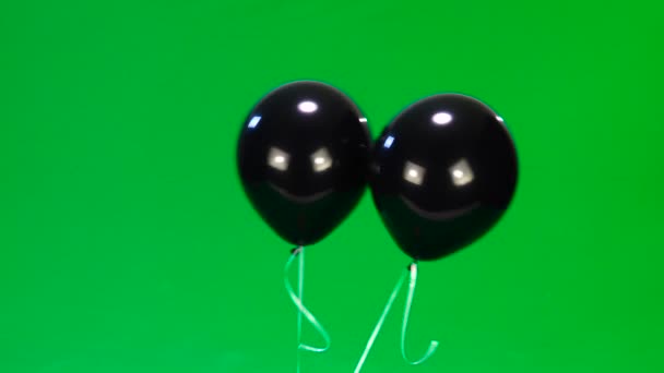 Két Vidám Fekete Léggömb Szemmel Egy Mosoly Zöld — Stock videók