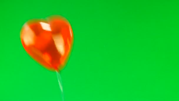 Κόκκινο Και Άσπρο Ένα Μπαλόνι Μορφή Της Καρδιάς Στην Πράσινη — Αρχείο Βίντεο