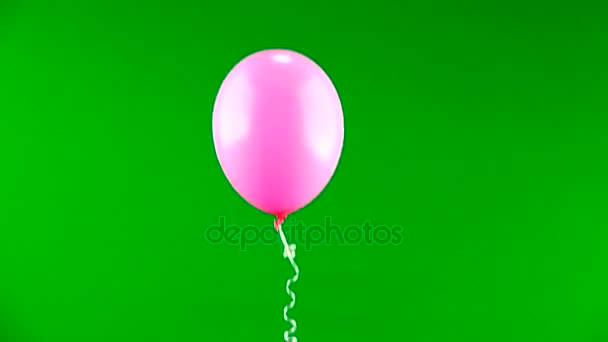Pinkfarbener Ball Fliegt Auf Den Grünen Bildschirm — Stockvideo