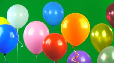 Yeşil ekran üzerinde uçan balonlar