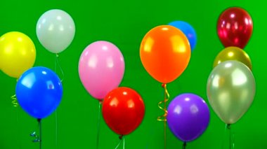 Yeşil ekran üzerinde uçan balonlar