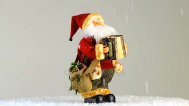 Noel Baba beyaz ekranda bir müzik aleti çalıyor