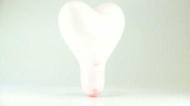 Beyaz bir arka plan üzerinde beyaz bir balon Slowmotion patlama