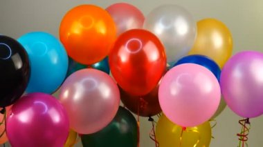 Beyaz ekran üzerinde uçan balonlar