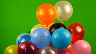 Yeşil ekran üzerinde uçan balonlar