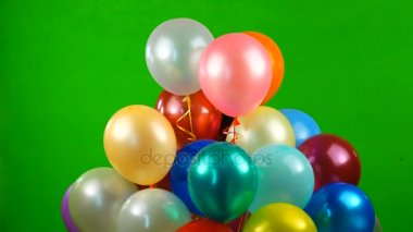 Yeşil ekran üzerinde uçan balonlar