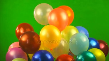 Yeşil ekran üzerinde uçan balonlar