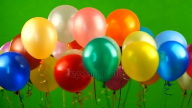 Yeşil ekran üzerinde uçan balonlar