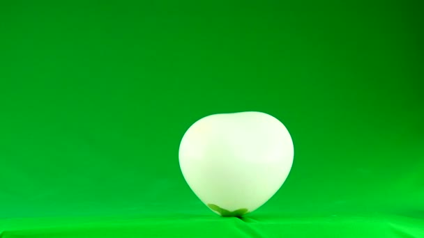 Esplosione Palloncino Bianco Nella Forma Aumento Cuore Uno Sfondo Verde — Video Stock