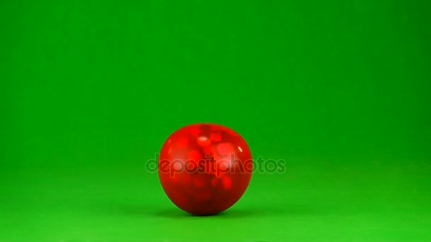Slowmotion Έκρηξη Από Ένα Κόκκινο Μπαλόνι Πράσινο Φόντο — Αρχείο Βίντεο