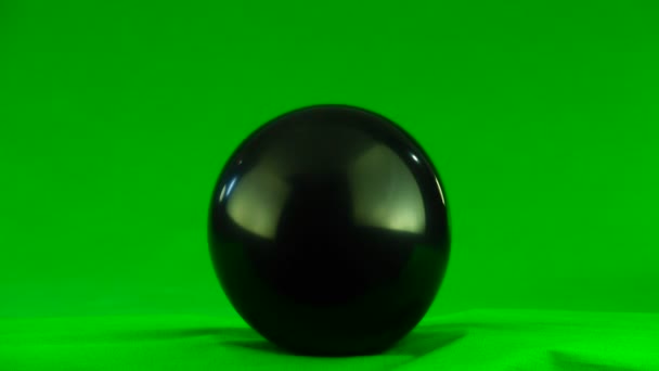 Explosie Van Een Zwarte Ballon Een Groene Achtergrond — Stockvideo