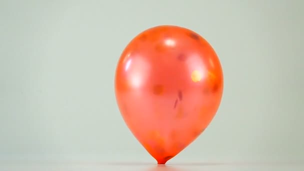 Slowmotion Explosion Röd Ballong Vit Bakgrund — Stockvideo