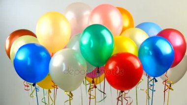 Beyaz ekran üzerinde uçan balonlar