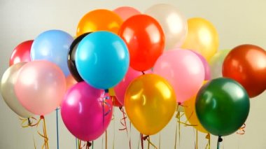 Beyaz ekran üzerinde uçan balonlar