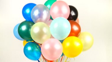 Beyaz ekran üzerinde uçan balonlar