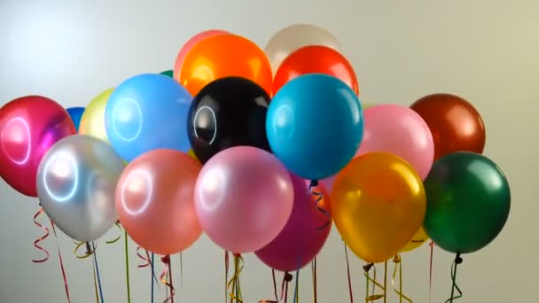 Globos Voladores Pantalla Blanca — Vídeo de stock