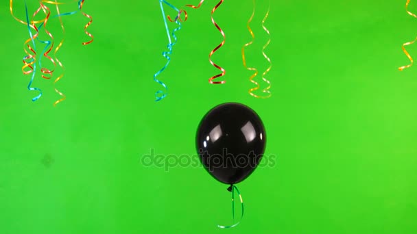 Balão Voador Preto Tela Verde — Vídeo de Stock