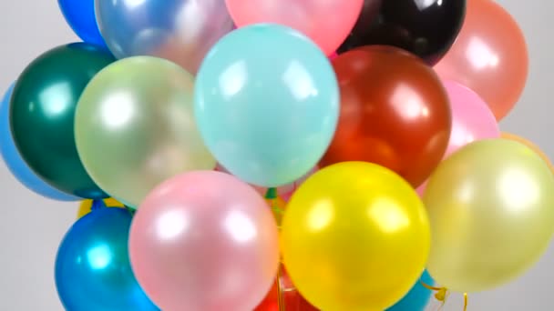 Ballons Fliegen Auf Weißer Leinwand — Stockvideo