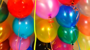 bir tatil önce tavanda ağırlığında jel balonlar