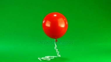  yeşil bir arka plan üzerinde kırmızı balon