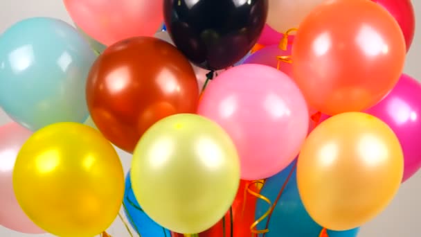 Ballons Fliegen Auf Weißer Leinwand — Stockvideo