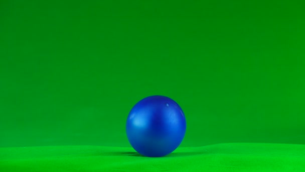 Έκρηξη Από Ένα Μπλε Μπαλόνι Πράσινο Φόντο — Αρχείο Βίντεο