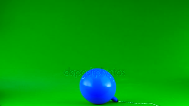 Вибух Блакитної Кулі Зеленому Фоні — стокове відео