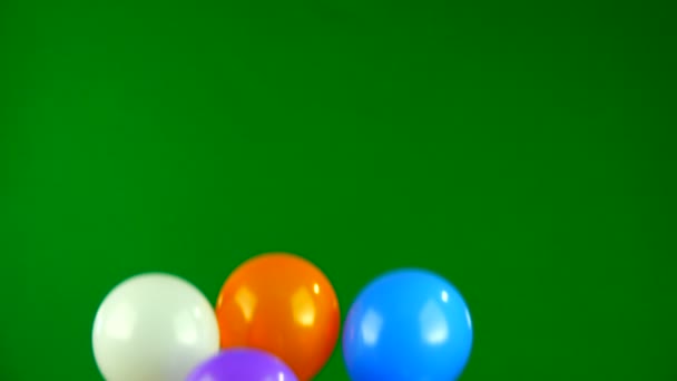 緑色の画面上で移動するゲル風船 — ストック動画