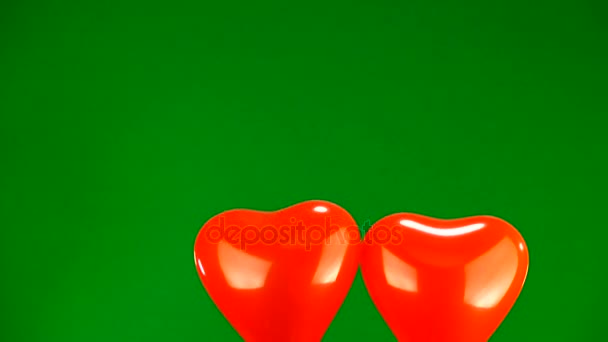 Zwei Rote Luftballons Herzform Heben Einen Briefumschlag Auf Die Grüne — Stockvideo