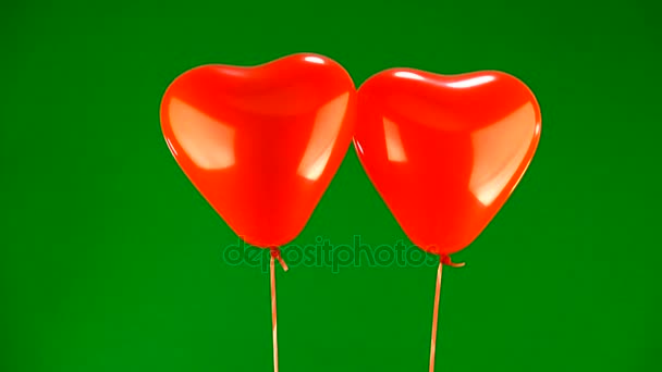 Два Красных Шарика Форме Сердца Поднимают Почтовый Конверт Зеленый Экран — стоковое видео