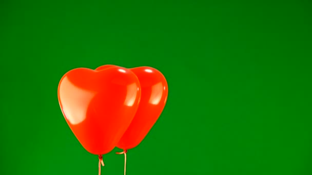 Zwei Rote Herzförmige Luftballons Heben Einen Briefumschlag Mit Einem Herz — Stockvideo